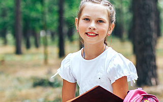 Krystyna Kucewicz o akcji „Tornister Pełen Uśmiechów”: Dzieci zawsze cieszą się z nowych rzeczy, a potrzebujących cały czas jest dużo